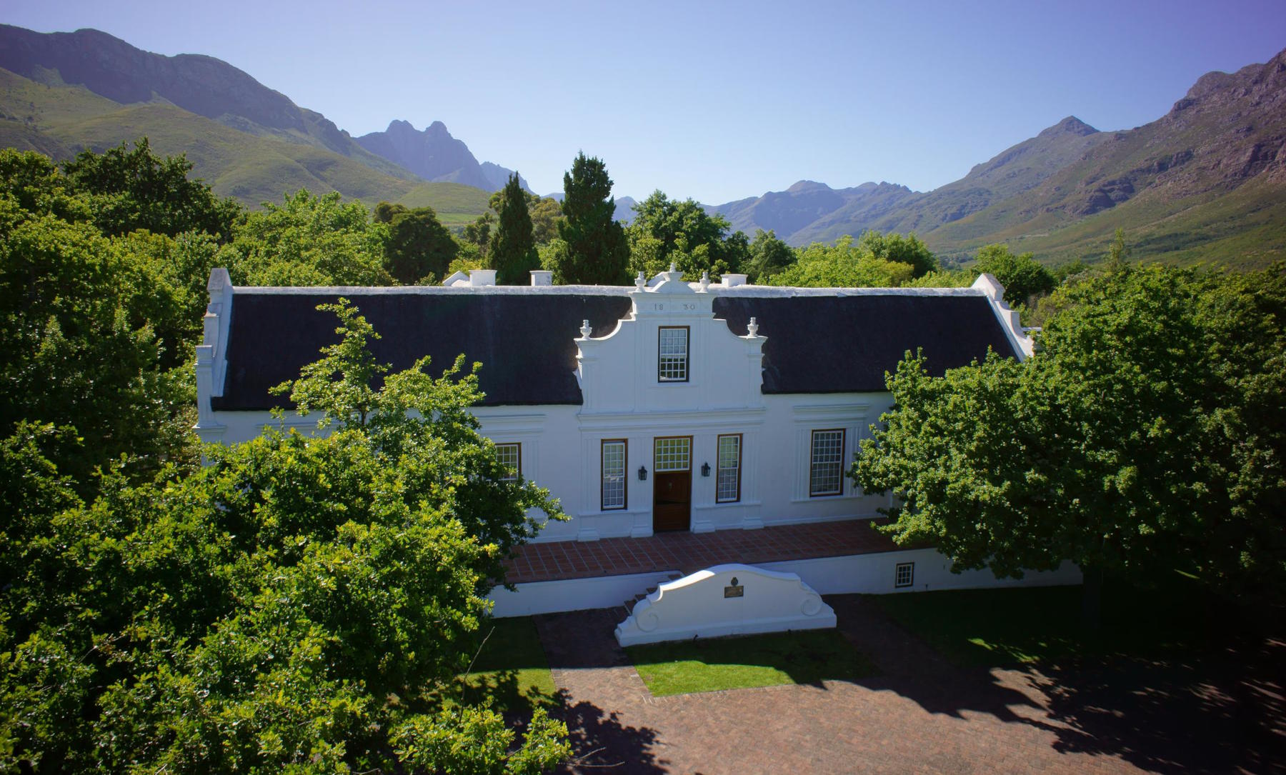 Lanzerac Manor House surrounded by mountains